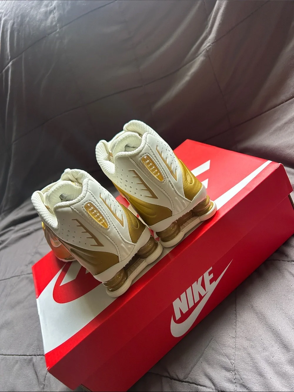 Nike Shox R4 Women’s Soft Pearl/Metallic Gold Retro-Style Sneakers